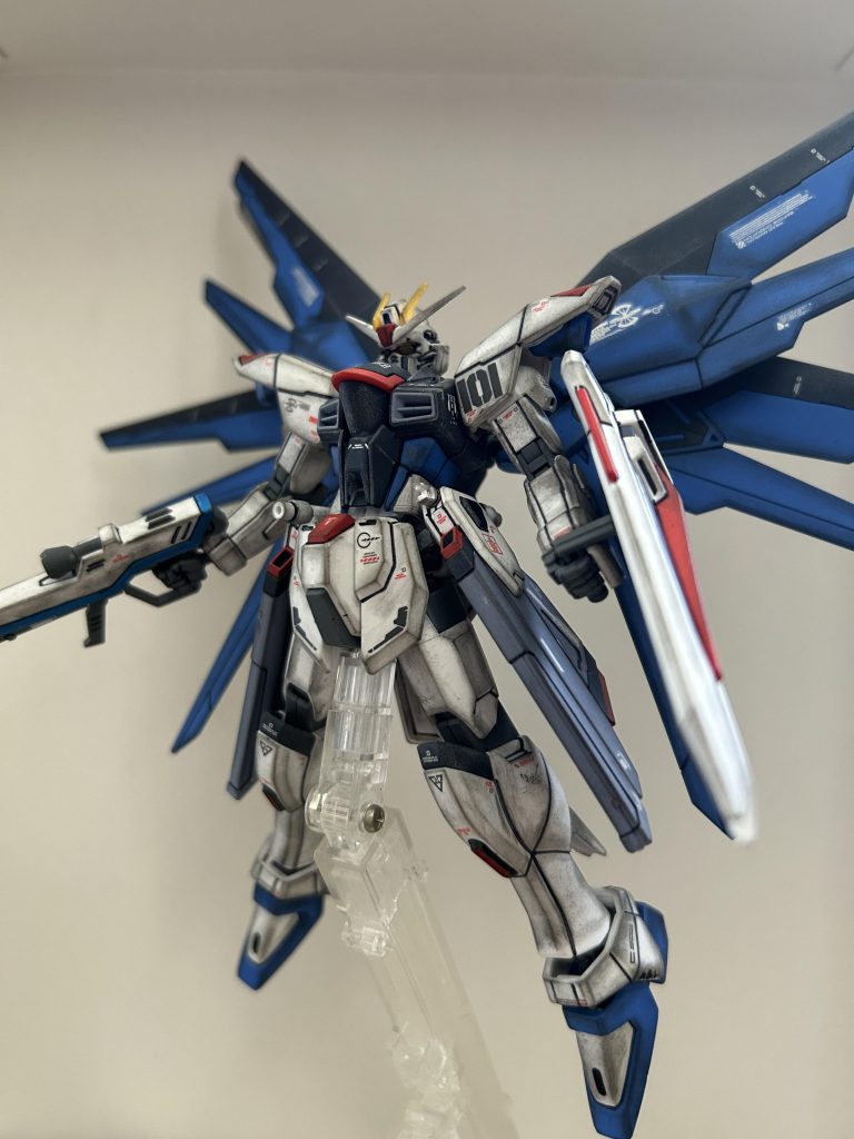 このポーズはフリーダムを作るとやりたくなりますね。