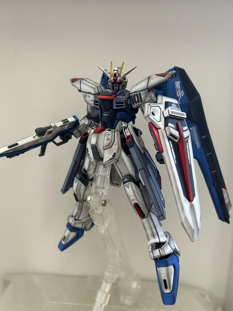 デカールはいつも同様手持ちをこーかな？あーかな？と想像&RGの写真などをしらべながら貼っていきました。そのためデカールがなくザフト所属のフリーダムになってしまいました（笑）