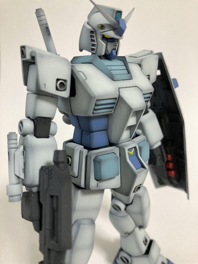 右前腕にはスレッガーGMと同じサーベルホルダーを装備