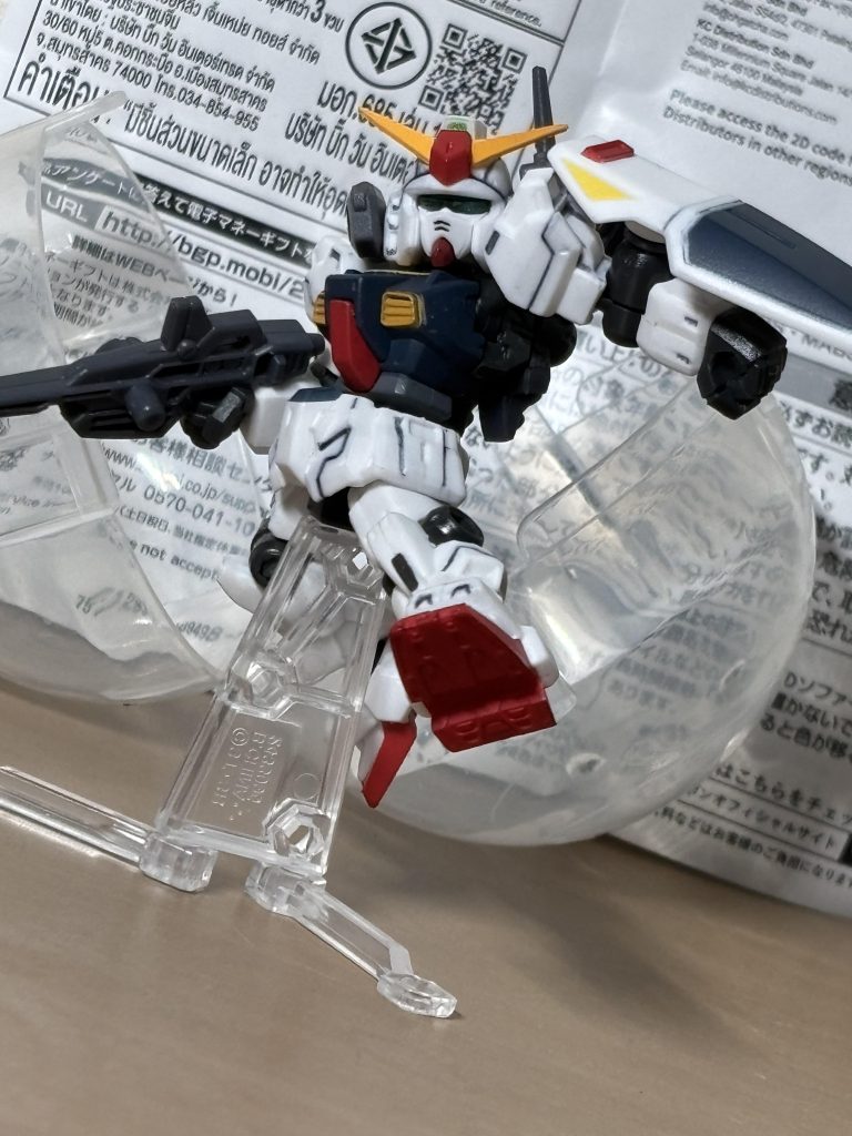 新訳Zの、ガルバルディに蹴りを叩き込むシーン。可動範囲はそこまで良くないですね。腰のアーマーが一切動かないので、ポージングが少し難しかったな。