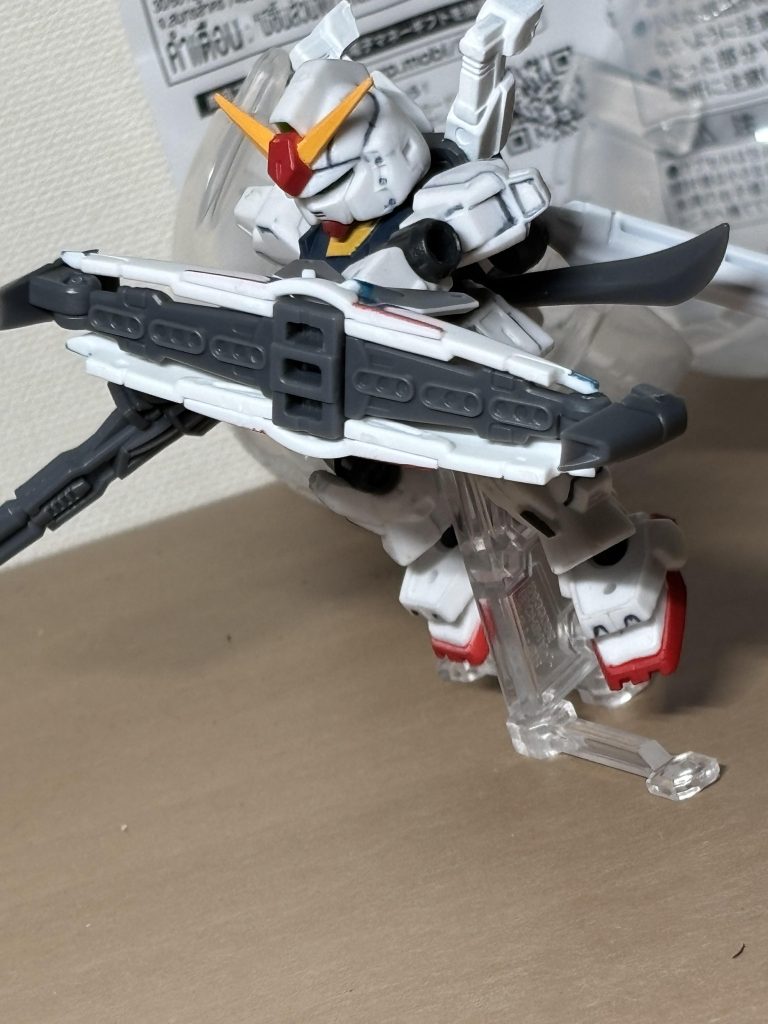 ハモニカ砲で一枚。盾の真ん中が割れて、19連装ビーム砲になったり機体の推進機代わりになったりすると聞いた時、驚きましたね。この盾なんでもアリかよ…。