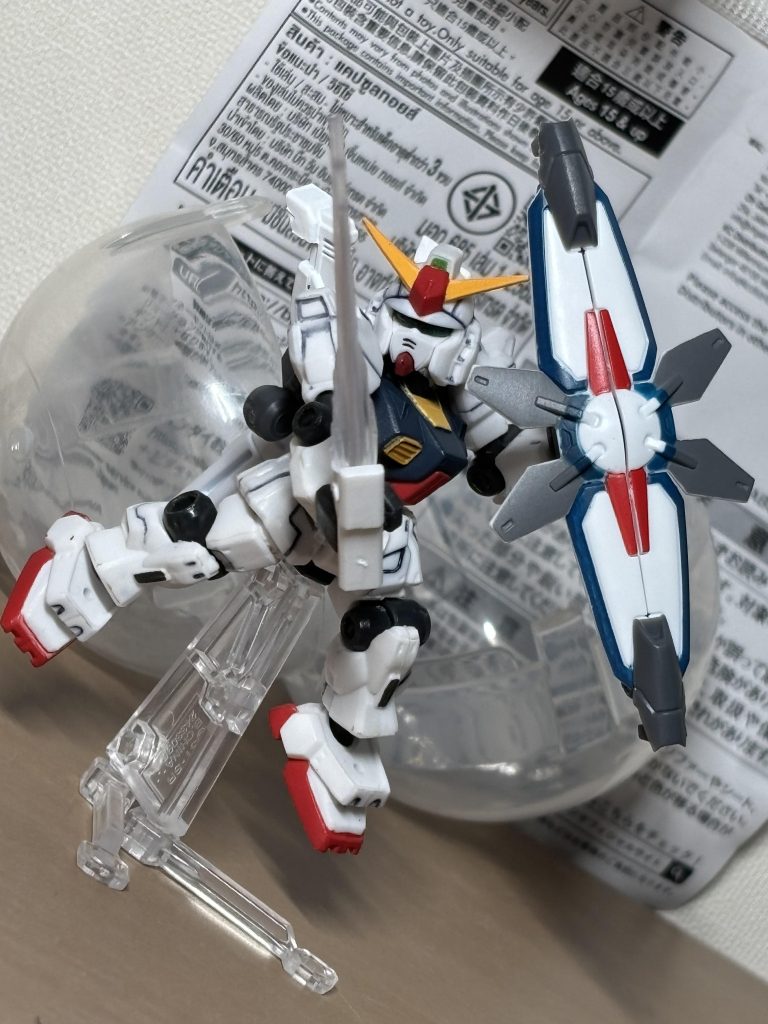 ビームサーベルで切り掛かる！なんか、このビームサーベルの形状はどこぞのジークアクスと似たものを感じます。ジークアクスやヤクトドーガなどが持ってる、少し変わった形のビームサーベルって個人的に好きなんですよ。