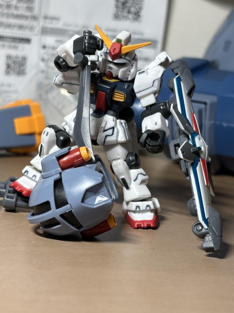 最後はグフのヒートサーベルで。このサーベル、どちらかといえばカスタムのほうのヤツですよね。てな訳で08小隊の「震える山」っぽくやってみました。…え？何故ジオングが堕とされてるかって？　そりゃ、丁度いいサイズのMSがジオングヘッド以外になかったからさ。君はいいMSであったが、君のサイズがいけないのだよ……。