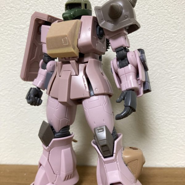 ディザード・ザクの作成を開始しました。旧キットを最新キットに乗せる感じで始めましたが、胸を開くギミックがあるため胸の追加装甲の計画が…とりあえず真ん中のアーマーだけ先に作り、ココを定規に両胸を作っていきます。最新キットって脚の装甲もパーツ割りされてるから改造には向かなかったかなぁ…素体がピンクなのは『ピンクパンサー隊』とかいう仕様だから(またまた安く入手できたので)（1枚目）