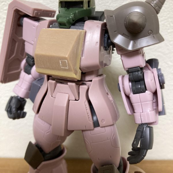 ディザード・ザクの作成を開始しました。旧キットを最新キットに乗せる感じで始めましたが、胸を開くギミックがあるため胸の追加装甲の計画が…とりあえず真ん中のアーマーだけ先に作り、ココを定規に両胸を作っていきます。最新キットって脚の装甲もパーツ割りされてるから改造には向かなかったかなぁ…素体がピンクなのは『ピンクパンサー隊』とかいう仕様だから(またまた安く入手できたので)（2枚目）
