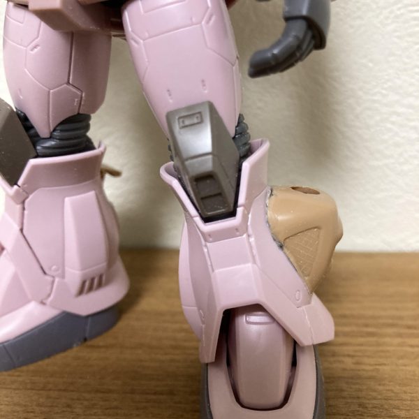 ディザード・ザクの作成を開始しました。旧キットを最新キットに乗せる感じで始めましたが、胸を開くギミックがあるため胸の追加装甲の計画が…とりあえず真ん中のアーマーだけ先に作り、ココを定規に両胸を作っていきます。最新キットって脚の装甲もパーツ割りされてるから改造には向かなかったかなぁ…素体がピンクなのは『ピンクパンサー隊』とかいう仕様だから(またまた安く入手できたので)（3枚目）