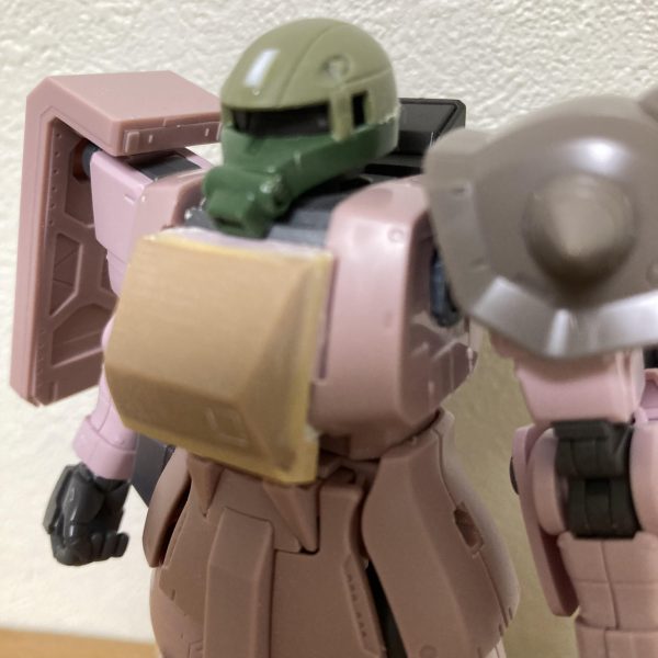 ディザード・ザクの作成を開始しました。旧キットを最新キットに乗せる感じで始めましたが、胸を開くギミックがあるため胸の追加装甲の計画が…とりあえず真ん中のアーマーだけ先に作り、ココを定規に両胸を作っていきます。最新キットって脚の装甲もパーツ割りされてるから改造には向かなかったかなぁ…素体がピンクなのは『ピンクパンサー隊』とかいう仕様だから(またまた安く入手できたので)（4枚目）
