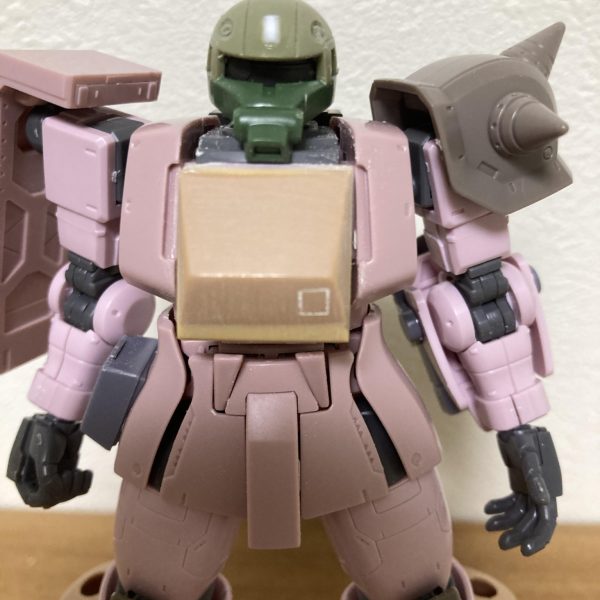 ディザード・ザクの作成を開始しました。旧キットを最新キットに乗せる感じで始めましたが、胸を開くギミックがあるため胸の追加装甲の計画が…とりあえず真ん中のアーマーだけ先に作り、ココを定規に両胸を作っていきます。最新キットって脚の装甲もパーツ割りされてるから改造には向かなかったかなぁ…素体がピンクなのは『ピンクパンサー隊』とかいう仕様だから(またまた安く入手できたので)（5枚目）