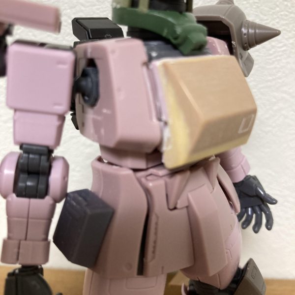 ディザード・ザクの作成を開始しました。旧キットを最新キットに乗せる感じで始めましたが、胸を開くギミックがあるため胸の追加装甲の計画が…とりあえず真ん中のアーマーだけ先に作り、ココを定規に両胸を作っていきます。最新キットって脚の装甲もパーツ割りされてるから改造には向かなかったかなぁ…素体がピンクなのは『ピンクパンサー隊』とかいう仕様だから(またまた安く入手できたので)（6枚目）