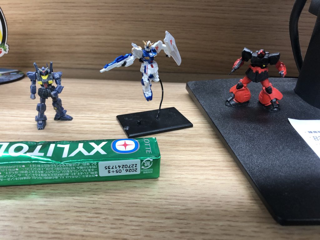 こんくらいの大きさです。脇を固めるのはガンコレです。