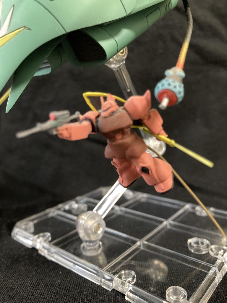 実は本体より手間がかかっているゲルググキットのままだと直立不動なので、ほとんど誰も作らないかと思います各所を切り離してポーズ変更ナギナタのビームは自作しました