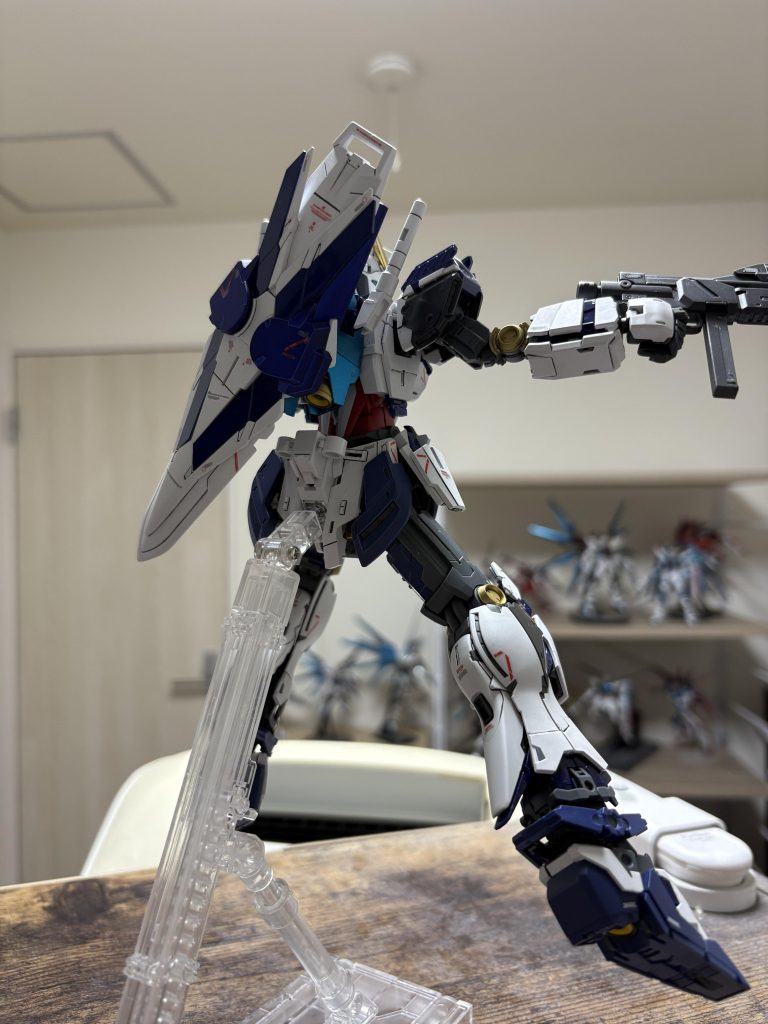 背面から。シールドを背負っているのは腕のジョインドがちぎれて腕に装備が不可能に。