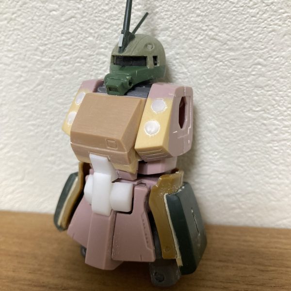 この週末は胴体、頭部の改修を中心に行いました。胴体の胸は旧キットから流用できるパーツが少ない…結局プラ材から自作する羽目に…私のイメージでは重MSでは無く、取って付けたような追加装甲にしたくないので、シンプルにまとめました。胸を開くギミックは活かしたままです。先は長いなぁ…でも変形しないから前作のアイツより全然楽です(軽くトラウマになってます…)（1枚目）