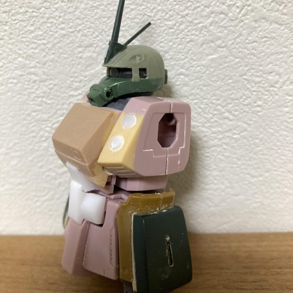 この週末は胴体、頭部の改修を中心に行いました。胴体の胸は旧キットから流用できるパーツが少ない…結局プラ材から自作する羽目に…私のイメージでは重MSでは無く、取って付けたような追加装甲にしたくないので、シンプルにまとめました。胸を開くギミックは活かしたままです。先は長いなぁ…でも変形しないから前作のアイツより全然楽です(軽くトラウマになってます…)（2枚目）