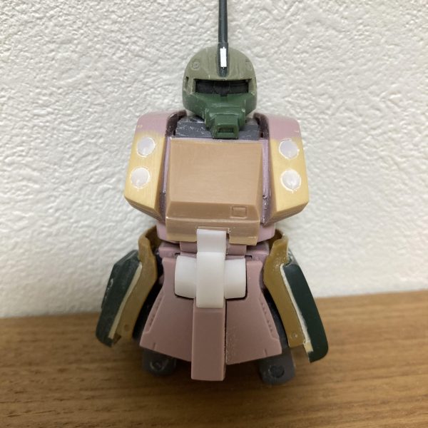 この週末は胴体、頭部の改修を中心に行いました。胴体の胸は旧キットから流用できるパーツが少ない…結局プラ材から自作する羽目に…私のイメージでは重MSでは無く、取って付けたような追加装甲にしたくないので、シンプルにまとめました。胸を開くギミックは活かしたままです。先は長いなぁ…でも変形しないから前作のアイツより全然楽です(軽くトラウマになってます…)（3枚目）