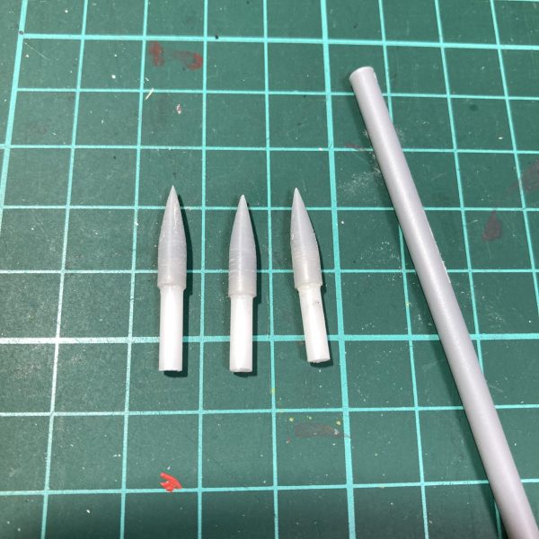 ディザート・ザク作成は順調ですが、インストに記載されているジェット・スキーを自作してみたくなり、図面を起こしました。足のサイズから大まかな寸法を割り出してみましたが、結構良い感じ。あと、肩アーマーのスパイクを4mmプラ棒から自作しました。3mmプラ棒を接続してルーター(リューター？)にビットの代わりに取付して回しながら削ります。（5枚目）