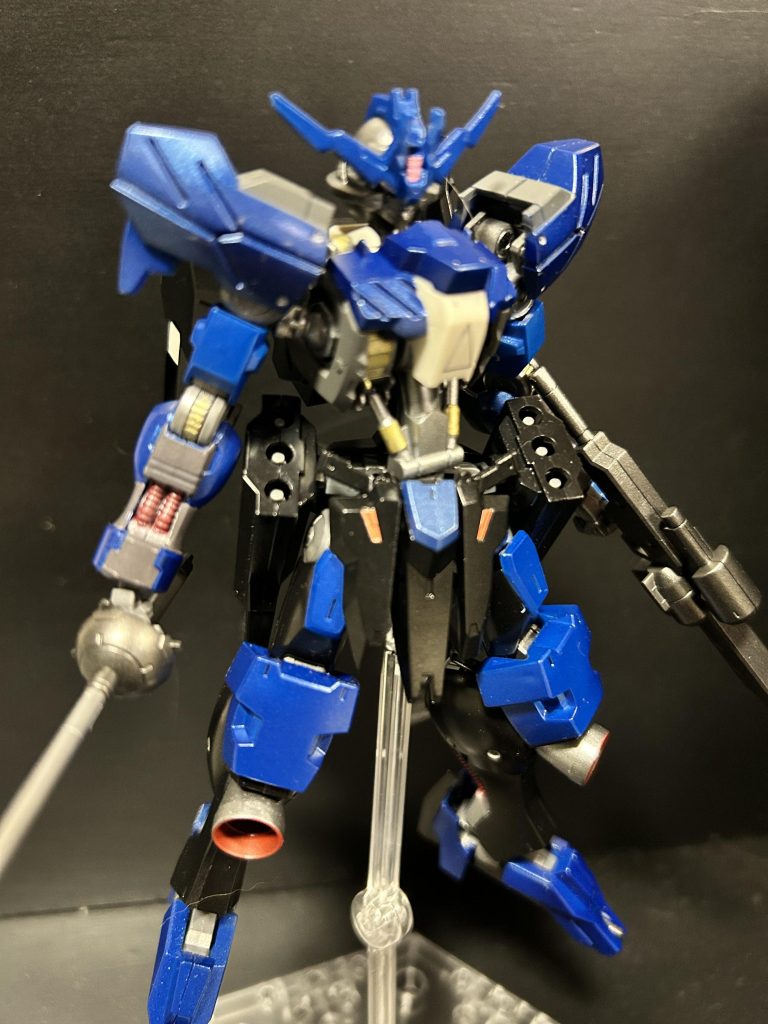 外装をメタリックブルーと黒で、フレーム類をガンメタ、赤、各所に筆塗りでゴールドな感じで塗りました。