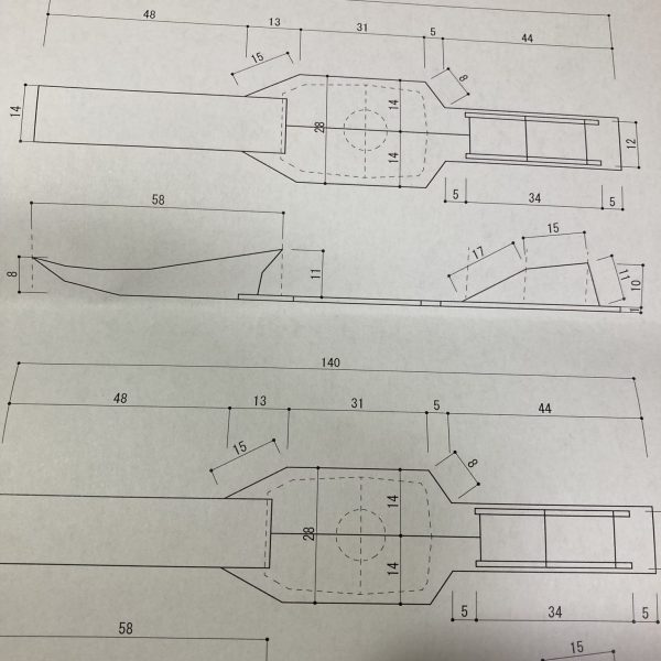 ディザート・ザク作成は順調ですが、インストに記載されているジェット・スキーを自作してみたくなり、図面を起こしました。足のサイズから大まかな寸法を割り出してみましたが、結構良い感じ。あと、肩アーマーのスパイクを4mmプラ棒から自作しました。3mmプラ棒を接続してルーター(リューター？)にビットの代わりに取付して回しながら削ります。（1枚目）