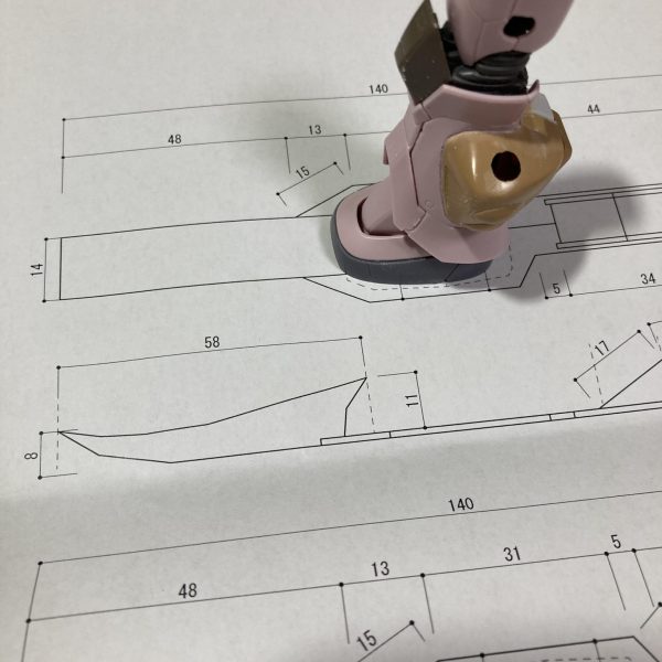 ディザート・ザク作成は順調ですが、インストに記載されているジェット・スキーを自作してみたくなり、図面を起こしました。足のサイズから大まかな寸法を割り出してみましたが、結構良い感じ。あと、肩アーマーのスパイクを4mmプラ棒から自作しました。3mmプラ棒を接続してルーター(リューター？)にビットの代わりに取付して回しながら削ります。（3枚目）