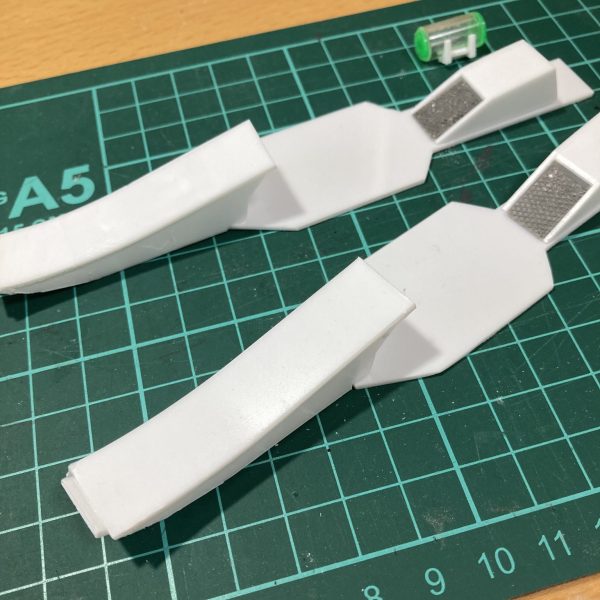 図面を元にプラ板を切出して、貼り合わせてみました。思いのほかうまくいきました。もうコレで良しとします。ディティール入れて仕上げていきます。スパイクアーマーも概ね改修完了。旧キットそのままだとディティールが無いのと、スパイクが貧相なので作り直しました。アーマー裏側も結構見えるので、プラ板ディティールを追加。硬そうな鉄板を何枚も重ねているイメージです。ザク本体もお披露目。こちらもそこそこ良くなってきました。変形しないってステキ…作りやすい。（1枚目）