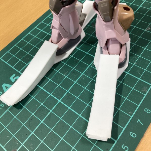 図面を元にプラ板を切出して、貼り合わせてみました。思いのほかうまくいきました。もうコレで良しとします。ディティール入れて仕上げていきます。スパイクアーマーも概ね改修完了。旧キットそのままだとディティールが無いのと、スパイクが貧相なので作り直しました。アーマー裏側も結構見えるので、プラ板ディティールを追加。硬そうな鉄板を何枚も重ねているイメージです。ザク本体もお披露目。こちらもそこそこ良くなってきました。変形しないってステキ…作りやすい。（2枚目）