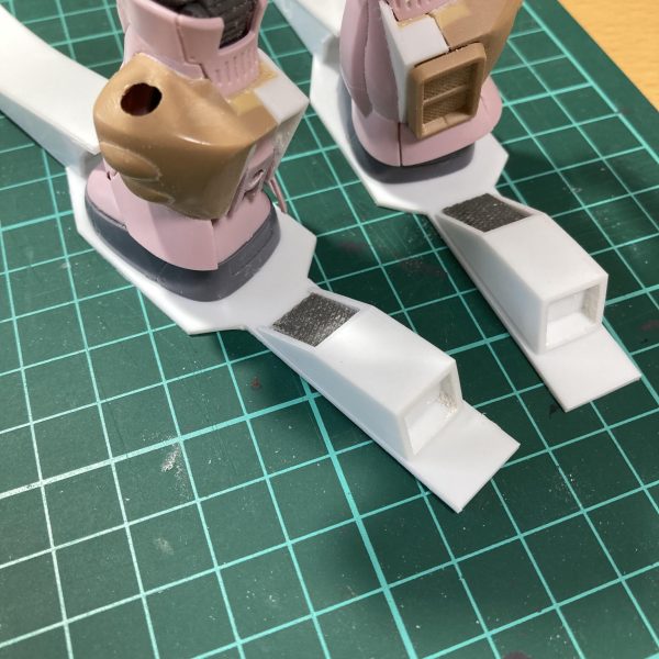図面を元にプラ板を切出して、貼り合わせてみました。思いのほかうまくいきました。もうコレで良しとします。ディティール入れて仕上げていきます。スパイクアーマーも概ね改修完了。旧キットそのままだとディティールが無いのと、スパイクが貧相なので作り直しました。アーマー裏側も結構見えるので、プラ板ディティールを追加。硬そうな鉄板を何枚も重ねているイメージです。ザク本体もお披露目。こちらもそこそこ良くなってきました。変形しないってステキ…作りやすい。（3枚目）