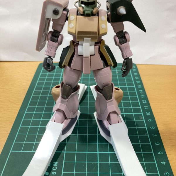 図面を元にプラ板を切出して、貼り合わせてみました。思いのほかうまくいきました。もうコレで良しとします。ディティール入れて仕上げていきます。スパイクアーマーも概ね改修完了。旧キットそのままだとディティールが無いのと、スパイクが貧相なので作り直しました。アーマー裏側も結構見えるので、プラ板ディティールを追加。硬そうな鉄板を何枚も重ねているイメージです。ザク本体もお披露目。こちらもそこそこ良くなってきました。変形しないってステキ…作りやすい。（4枚目）