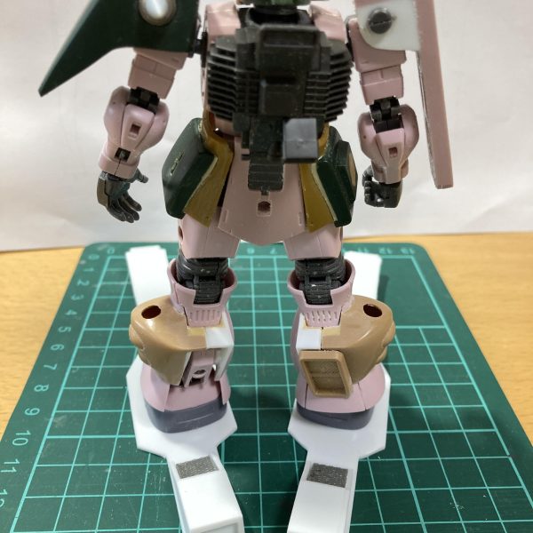 図面を元にプラ板を切出して、貼り合わせてみました。思いのほかうまくいきました。もうコレで良しとします。ディティール入れて仕上げていきます。スパイクアーマーも概ね改修完了。旧キットそのままだとディティールが無いのと、スパイクが貧相なので作り直しました。アーマー裏側も結構見えるので、プラ板ディティールを追加。硬そうな鉄板を何枚も重ねているイメージです。ザク本体もお披露目。こちらもそこそこ良くなってきました。変形しないってステキ…作りやすい。（5枚目）