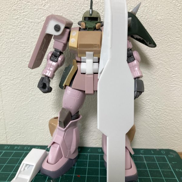 図面を元にプラ板を切出して、貼り合わせてみました。思いのほかうまくいきました。もうコレで良しとします。ディティール入れて仕上げていきます。スパイクアーマーも概ね改修完了。旧キットそのままだとディティールが無いのと、スパイクが貧相なので作り直しました。アーマー裏側も結構見えるので、プラ板ディティールを追加。硬そうな鉄板を何枚も重ねているイメージです。ザク本体もお披露目。こちらもそこそこ良くなってきました。変形しないってステキ…作りやすい。（7枚目）