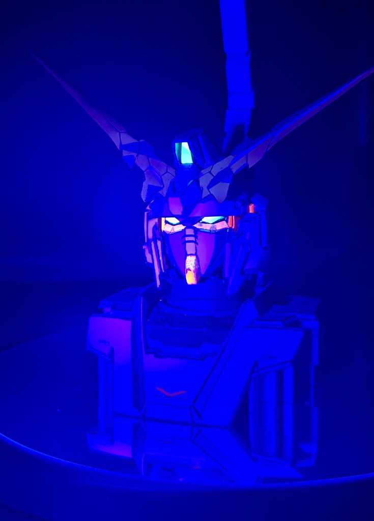 ビコーンモードその1。ツインアイ、ヘッドカメラセンサーもわかりにくいですがホワイトでハイライトしてます。