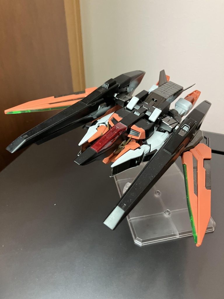 きちんと飛行形態にも変形し、その時のプロポーションを維持するために脚部に伸縮機構を内蔵しているのだから製作陣の本気度がうかがえる。