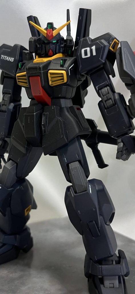 今回はなんと初の全塗装です。元のキットのディテールが細かいので、筋彫りなんかは追加少なく済んでいますがやっぱり塗装の工程が増えるだけで、あれもやらなきゃ、これもやらなきゃしてたら膝のフレームのゲート処理を残してしまったりアンテナの表側だけ塗装したり隠れているフレーム部分が塗れてなかったりと、様々な失態が🤣