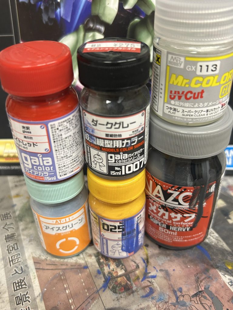 塗装にはメカサフの他にアイスグリーンも用いています