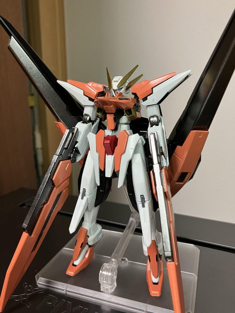 素立ちの状態でも恐ろしくかっこいい。背負いものと武装の大きさが他の機体より少し小さい(気がする)本体を大きく見せているのは本当に天才