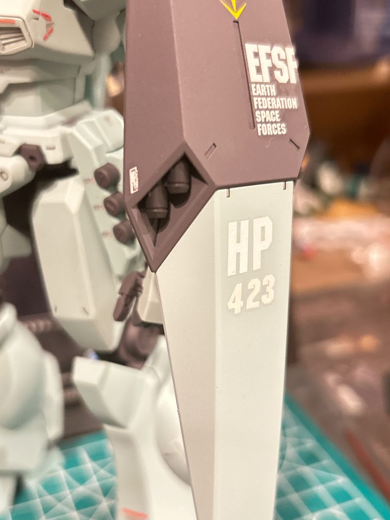 シールド内蔵ミサイルはアニメ時の設定にあわせてブラックにしています。