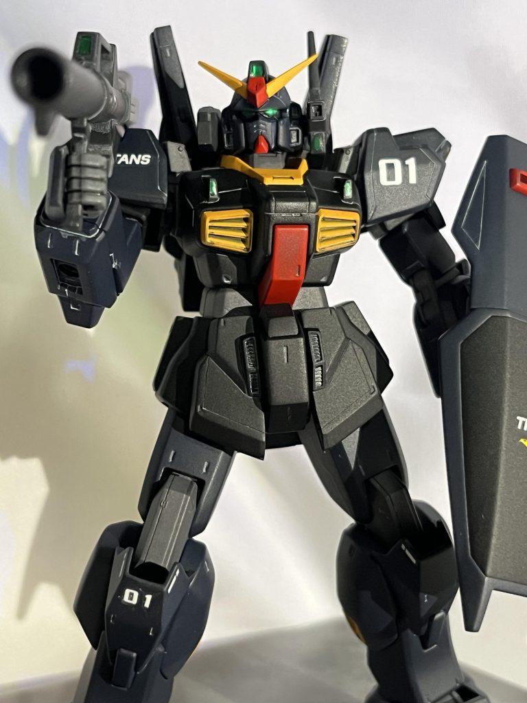 ティターンズカラーの部分は、成型色や説明書だと青すぎるイメージだったので、黒サフの上に、ガイアカラーのブルーイッシュパープルを拭いて暗めに。写真だと暗すぎた気もしますが、肉眼では気に入っております。バズーカを腰にマウントしてたら、いつの間にか塗装剥げてました😭