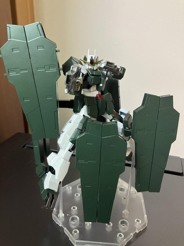 GNライフルビットⅡは、ビット形態や手持ち武器としても使用でき、GNピストルビットⅡとしても装備可能。そして今回はネオジム磁石を使用して、GNホルスタービットを劇中通り10基に着脱できるようにしました。(塗り忘れは許してクレメンス)