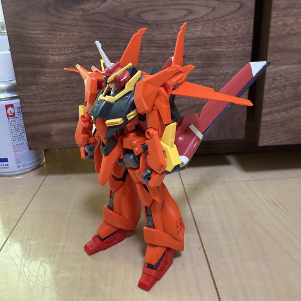 バウII（仮）開発計画②です！（1＆2枚目）ミキシング用にリバウを買いましたが結局足しか使わなそうです笑（3枚目）バウアタッカーは頭部以外はどノーマルです！ジャスティスの額センサーがジャストフィットしていて嬉しい誤算です笑（2＆4枚目）バウのサイドアーマー兼バウナッターの主翼はあまりにも小さいので、思い切ってイモータルジャスティスのバックパックをミキシングしてみました！バウナッターはもろ足って感じだったので、ミキシングで主翼を大きくしました！（5＆6枚目）機首に展開式のカバーを付けました！MS形態時は後側に収納します。既存のバックパックに干渉しません！少しは飛行機感が出ましたかね？笑元のキットのカラーが赤＆白系なんで火星ジオン感半端ないですね笑  （1枚目）