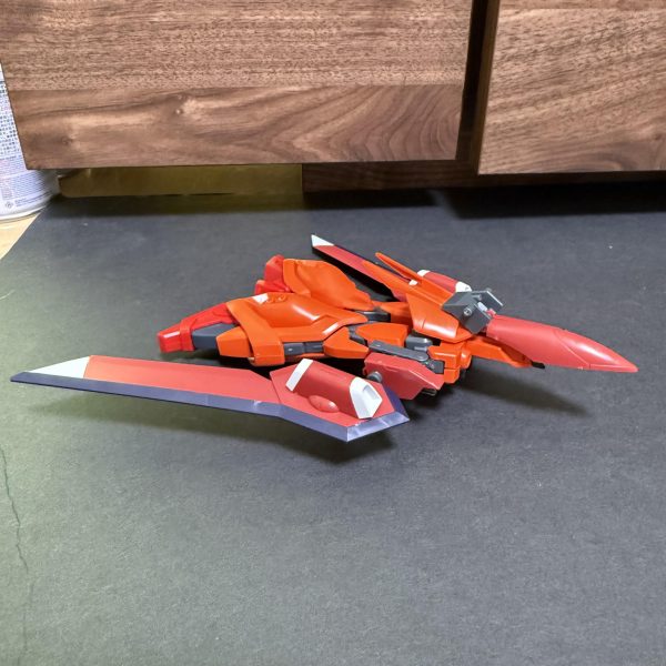 バウII（仮）開発計画②です！（1＆2枚目）ミキシング用にリバウを買いましたが結局足しか使わなそうです笑（3枚目）バウアタッカーは頭部以外はどノーマルです！ジャスティスの額センサーがジャストフィットしていて嬉しい誤算です笑（2＆4枚目）バウのサイドアーマー兼バウナッターの主翼はあまりにも小さいので、思い切ってイモータルジャスティスのバックパックをミキシングしてみました！バウナッターはもろ足って感じだったので、ミキシングで主翼を大きくしました！（5＆6枚目）機首に展開式のカバーを付けました！MS形態時は後側に収納します。既存のバックパックに干渉しません！少しは飛行機感が出ましたかね？笑元のキットのカラーが赤＆白系なんで火星ジオン感半端ないですね笑  （4枚目）