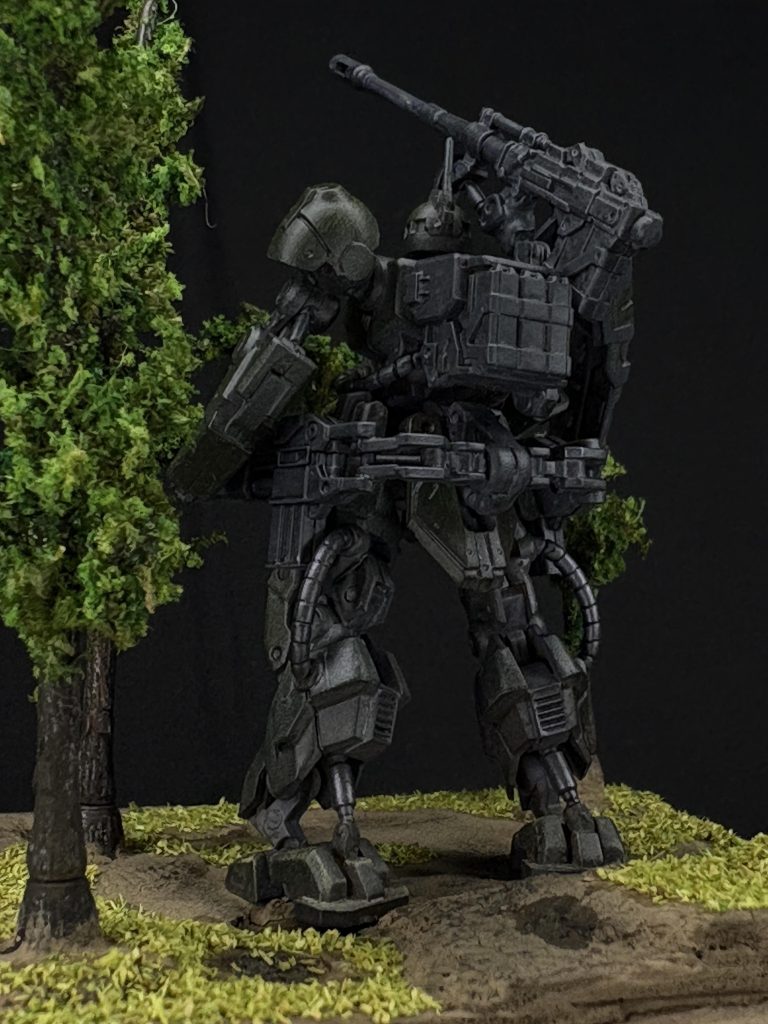 武器とフレーム周りだけメタリック色でドライブラシを入れました