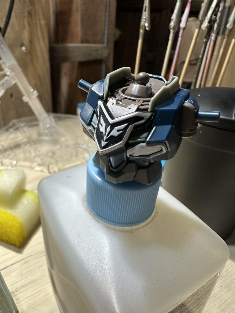 エングレービングはガンダムマーカーで塗った後、はみ出した部分に墨入れ塗料のブラックを流し込んで誤魔化しました。