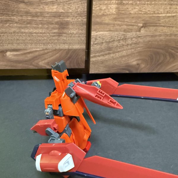バウII（仮）開発計画②です！（1＆2枚目）ミキシング用にリバウを買いましたが結局足しか使わなそうです笑（3枚目）バウアタッカーは頭部以外はどノーマルです！ジャスティスの額センサーがジャストフィットしていて嬉しい誤算です笑（2＆4枚目）バウのサイドアーマー兼バウナッターの主翼はあまりにも小さいので、思い切ってイモータルジャスティスのバックパックをミキシングしてみました！バウナッターはもろ足って感じだったので、ミキシングで主翼を大きくしました！（5＆6枚目）機首に展開式のカバーを付けました！MS形態時は後側に収納します。既存のバックパックに干渉しません！少しは飛行機感が出ましたかね？笑元のキットのカラーが赤＆白系なんで火星ジオン感半端ないですね笑  （6枚目）