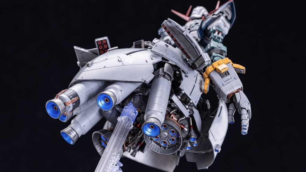 パーツのメカ表現を細かく作り込むことでリアルな質感を表現しています。特に、装甲パーツの継ぎ目や内部フレームの露出部分にこだわり、実際の機械的な構造を意識したディテールアップを施しました。