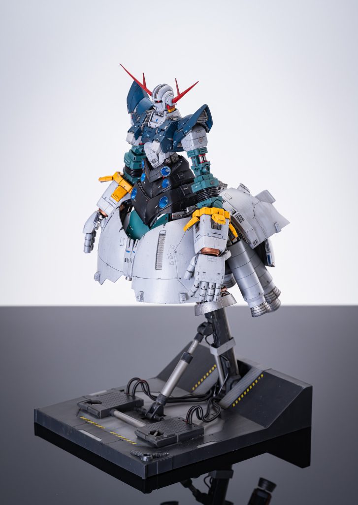 チッピングを要所要所に加え、フィルタリングを施すことで、宇宙で運用された使用感を強調し、迫力を高めています。カラーリングは、ジオング特有の重厚感を損なわないよう、ダークトーンを基調にしつつ、部分的にメタリック塗装や蛍光塗料を使用して、細部を引き立てています。