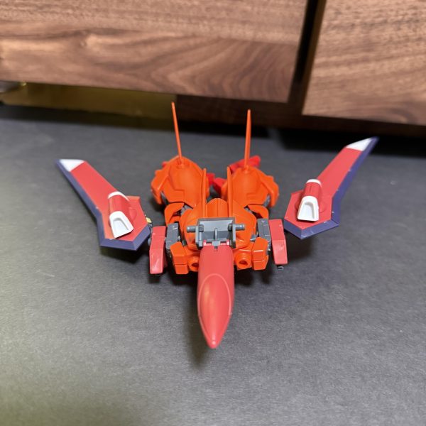 バウII（仮）開発計画③です！！1.2.3.4枚目、ギャプランのブースターをミキシングしてみました！どうでしょうか？少しごちゃついてきたな、、、。ミキシングあるあるなんですが、ごちゃついて色んなパーツに干渉しがちですよねー。ちょい調整します！5.6枚目、バウナッターに垂直尾翼を付けてみました！どうですか？空飛ぶ足感は少しはなくなって飛行機に近づいたのでは！しかし、イモータルジャスティスから引っ張ってきた主翼がデカすぎる、、。MS形態時に色んなパーツに干渉しているのでここも調整します！7枚目、バウアタッカーも主翼をギャプランブースターユニットに換装しました！うーん、大気圏では直進しか出来ないし、ちょい味気ないかな、、。開発は続きます！！（6枚目）