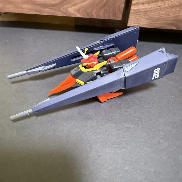 バウII（仮）開発計画③です！！1.2.3.4枚目、ギャプランのブースターをミキシングしてみました！どうでしょうか？少しごちゃついてきたな、、、。ミキシングあるあるなんですが、ごちゃついて色んなパーツに干渉しがちですよねー。ちょい調整します！5.6枚目、バウナッターに垂直尾翼を付けてみました！どうですか？空飛ぶ足感は少しはなくなって飛行機に近づいたのでは！しかし、イモータルジャスティスから引っ張ってきた主翼がデカすぎる、、。MS形態時に色んなパーツに干渉しているのでここも調整します！7枚目、バウアタッカーも主翼をギャプランブースターユニットに換装しました！うーん、大気圏では直進しか出来ないし、ちょい味気ないかな、、。開発は続きます！！（7枚目）