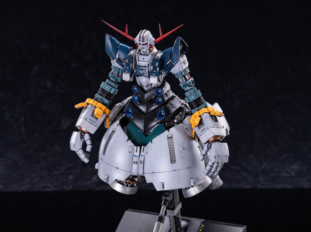 装甲パーツの継ぎ目や内部フレームの露出部分にこだわり、実際の機械的な構造を意識したディテールアップを施しました