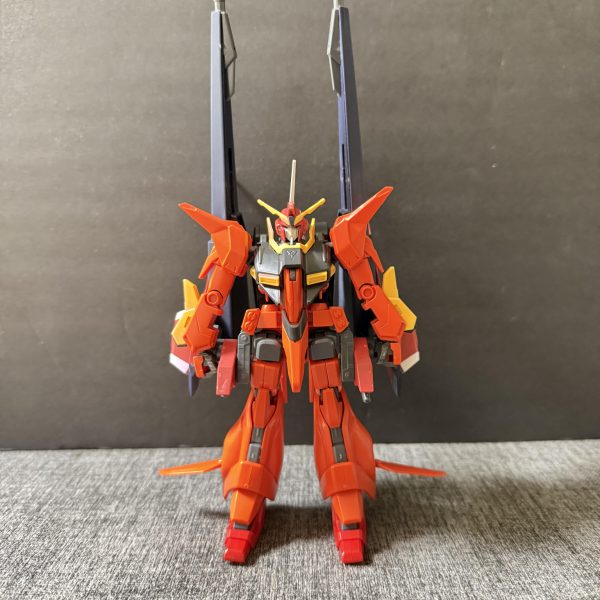バウII（仮）開発計画③です！！1.2.3.4枚目、ギャプランのブースターをミキシングしてみました！どうでしょうか？少しごちゃついてきたな、、、。ミキシングあるあるなんですが、ごちゃついて色んなパーツに干渉しがちですよねー。ちょい調整します！5.6枚目、バウナッターに垂直尾翼を付けてみました！どうですか？空飛ぶ足感は少しはなくなって飛行機に近づいたのでは！しかし、イモータルジャスティスから引っ張ってきた主翼がデカすぎる、、。MS形態時に色んなパーツに干渉しているのでここも調整します！7枚目、バウアタッカーも主翼をギャプランブースターユニットに換装しました！うーん、大気圏では直進しか出来ないし、ちょい味気ないかな、、。開発は続きます！！（3枚目）