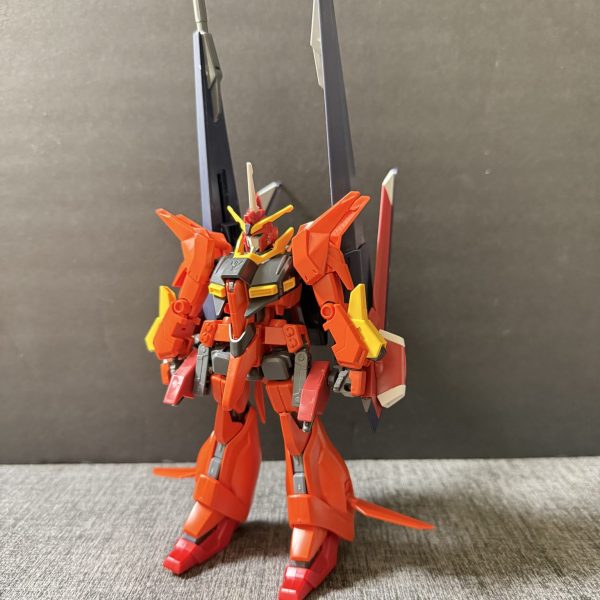 バウII（仮）開発計画③です！！1.2.3.4枚目、ギャプランのブースターをミキシングしてみました！どうでしょうか？少しごちゃついてきたな、、、。ミキシングあるあるなんですが、ごちゃついて色んなパーツに干渉しがちですよねー。ちょい調整します！5.6枚目、バウナッターに垂直尾翼を付けてみました！どうですか？空飛ぶ足感は少しはなくなって飛行機に近づいたのでは！しかし、イモータルジャスティスから引っ張ってきた主翼がデカすぎる、、。MS形態時に色んなパーツに干渉しているのでここも調整します！7枚目、バウアタッカーも主翼をギャプランブースターユニットに換装しました！うーん、大気圏では直進しか出来ないし、ちょい味気ないかな、、。開発は続きます！！（1枚目）