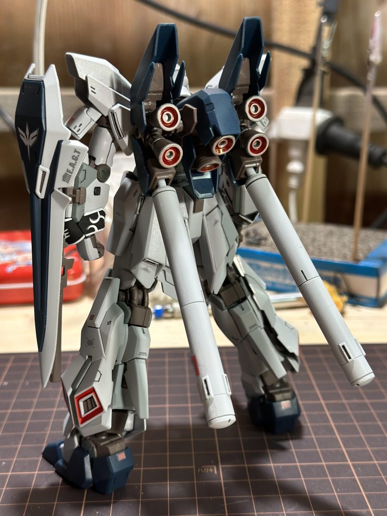 HGシナンジュと比べて肩や股関節の可動範囲が広いのがいい改善ですね！プロペラントタンクは合わせ目消しをしています。このキットは下半分だけなので楽ですね